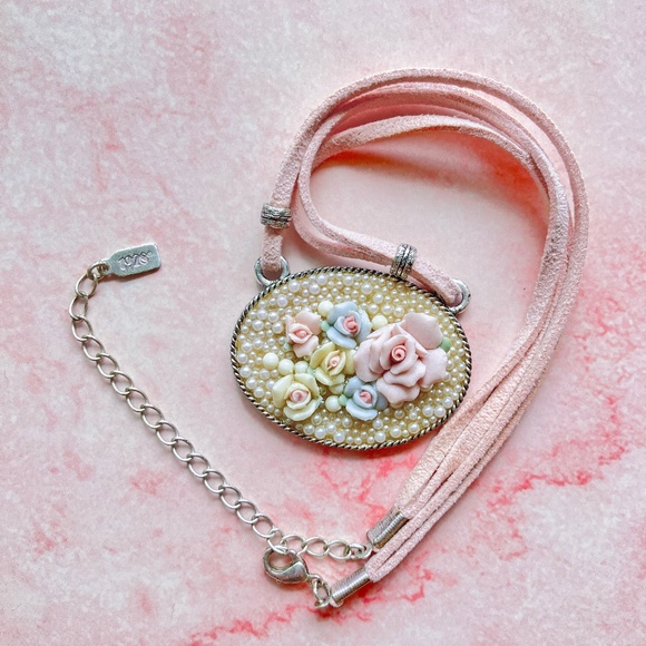 Suede Cord Necklace with Roses and Pearl Pendant ๐น๐๐ NWOT - Picture 2 of 6